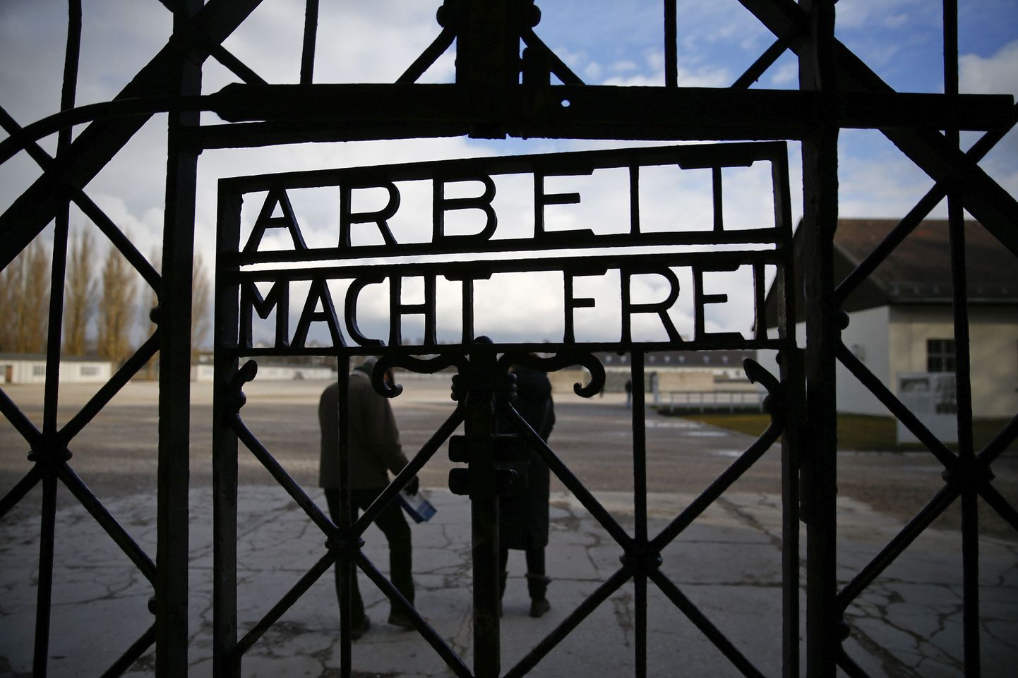 Dachau koonduslaager-muuseumi väravalt viidi kaks aastat tagasi silt «Arbeit macht frei»