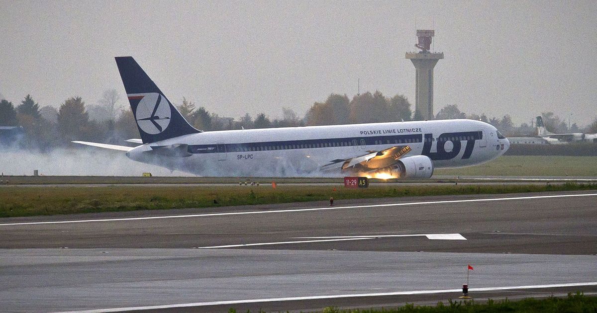 Аварийная посадка боинга Аварийная посадка боинга
