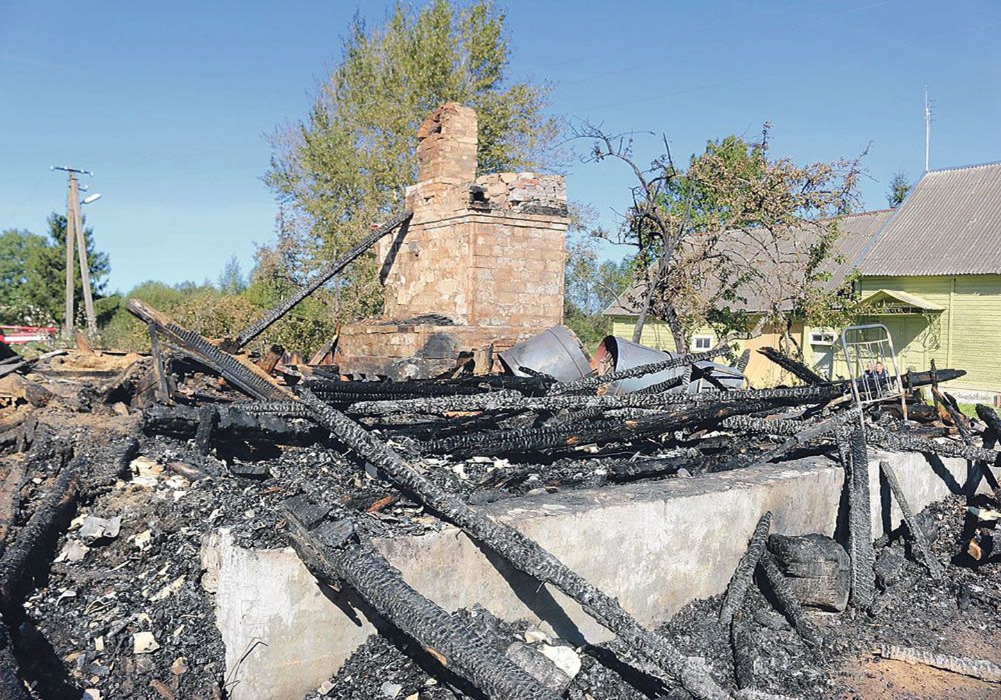 Местные жители подозревают, что сгоревший в понедельник поздно вечером пустующий дом в деревне Сааре, был подожжен специально.