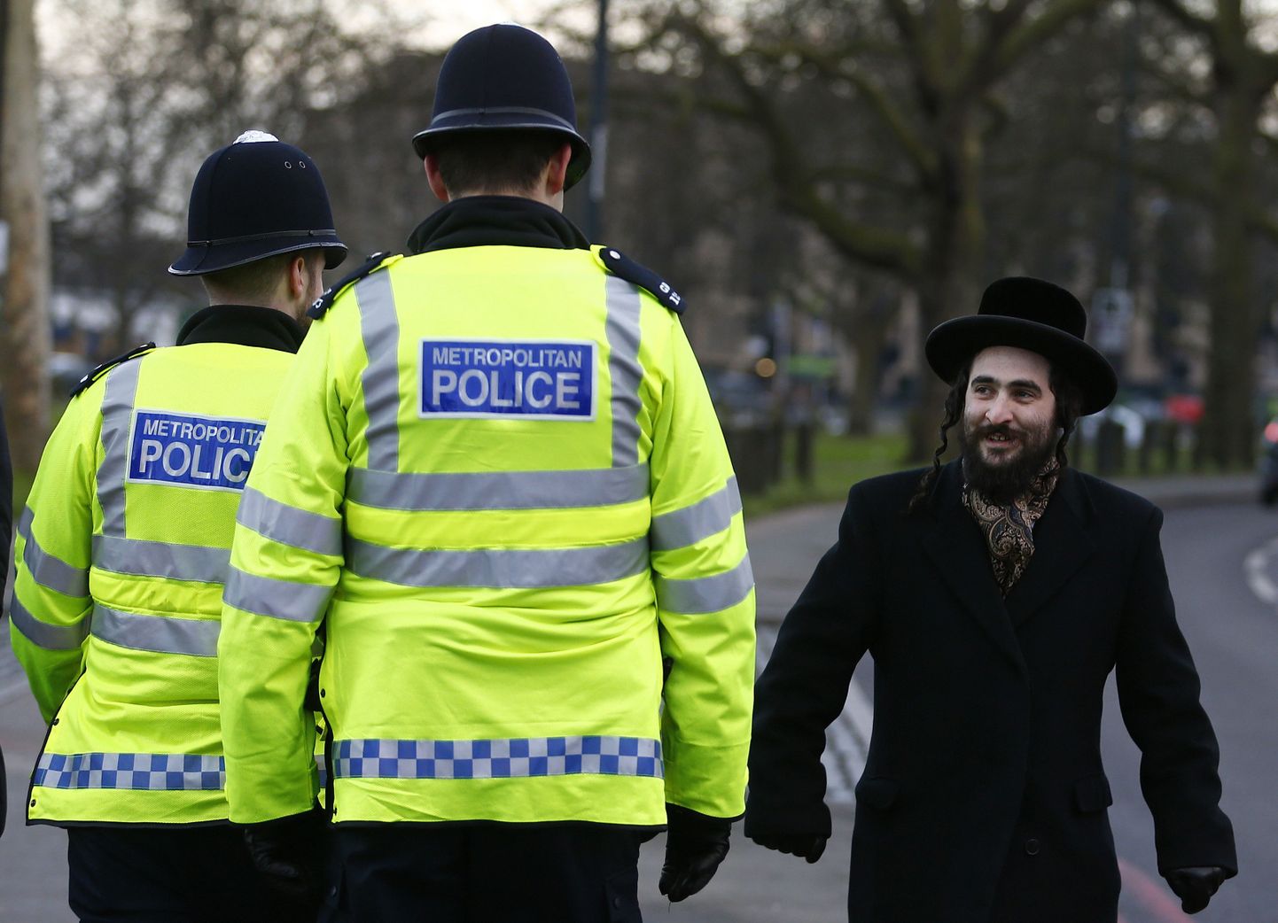 Juudi kogukonna liige ja politseinikud Londonis.