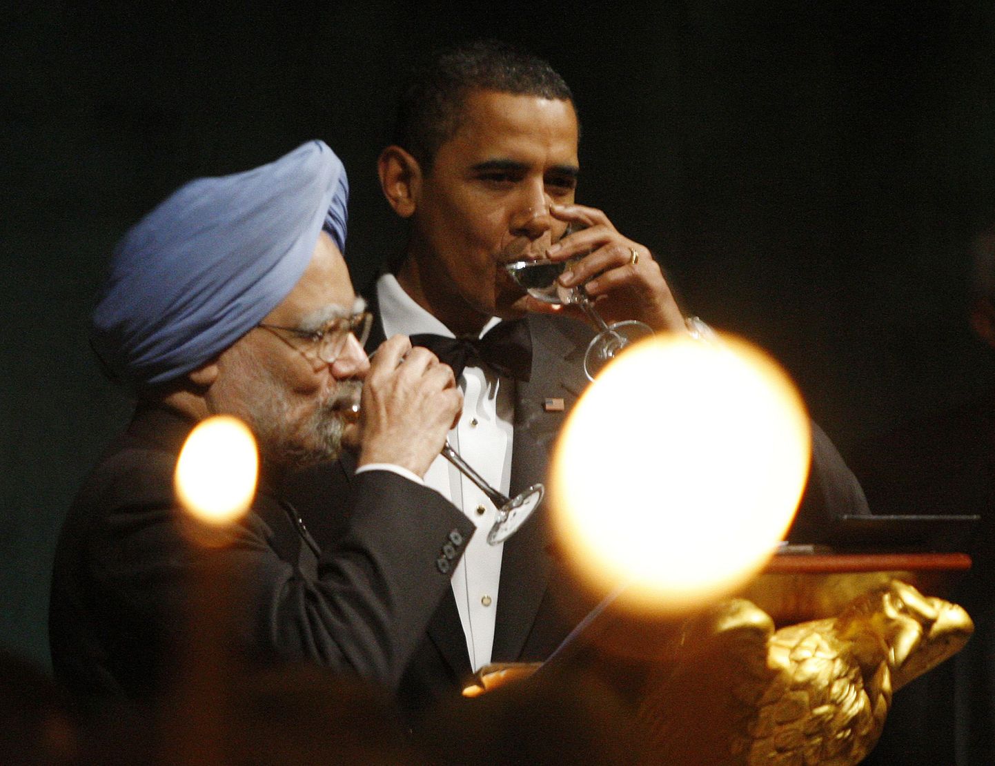 Обама и Сингх пьют в честь хороших отношений между США и Индией.
