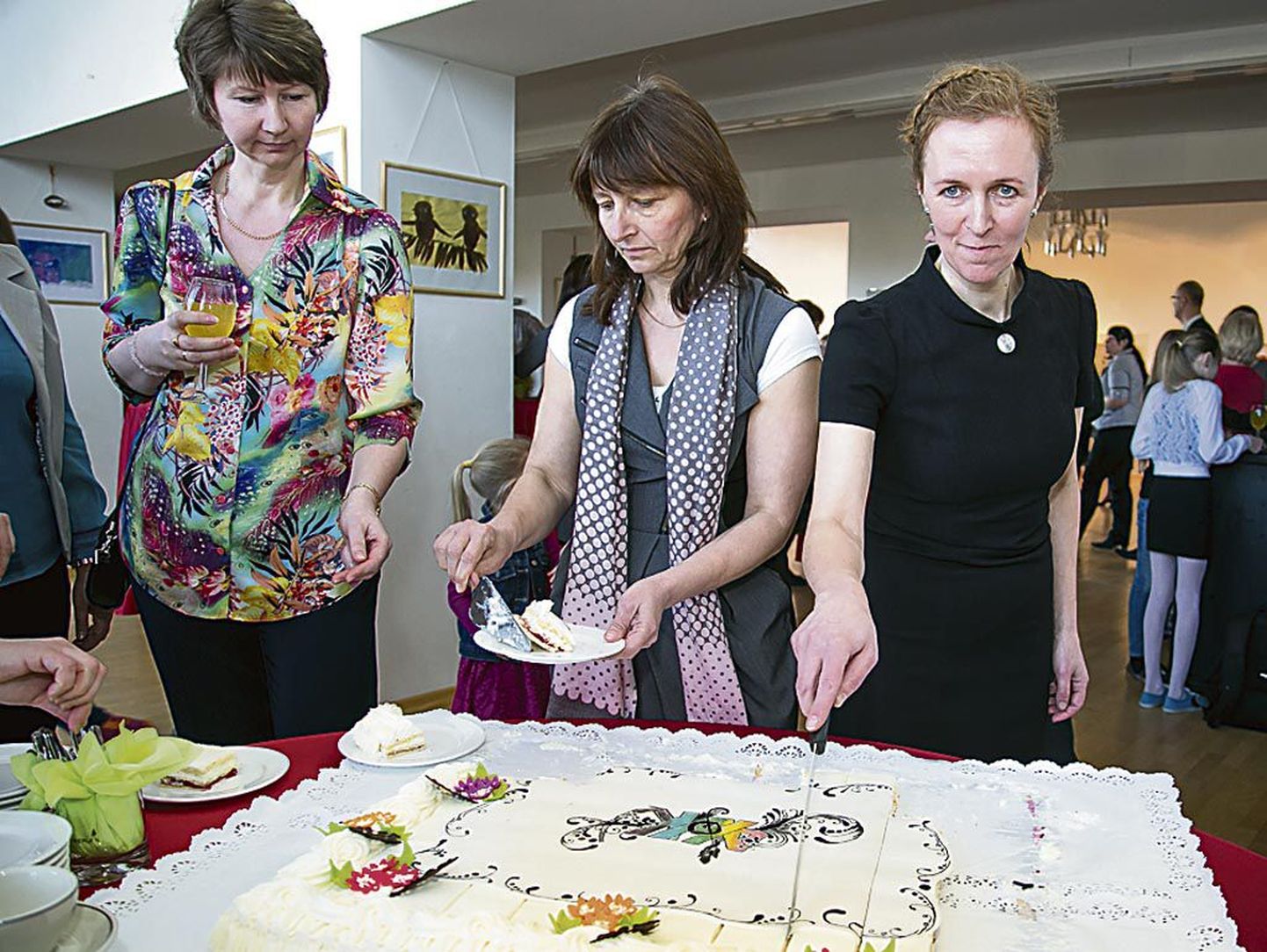 Ligemale 100 külalisele jagasid torti Jõõpre kooli õpetaja Ivi Sutt (vasakul) ja Audru huvialakeskuse õppejuht Kersti Põllu.