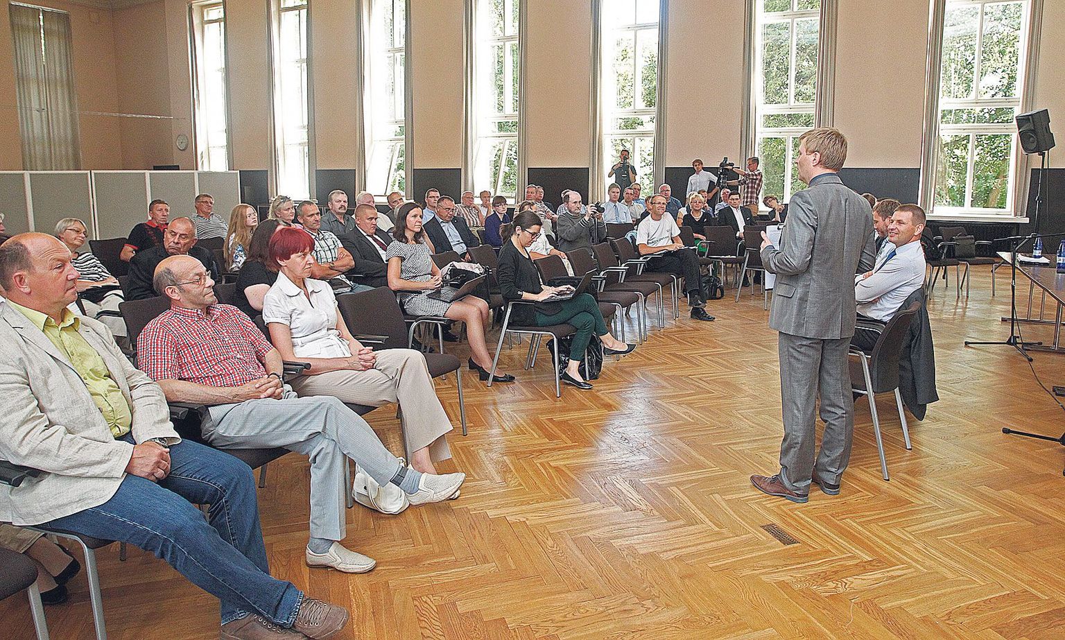 Kolmapäeva õhtupoolik haridusministeeriumi saalis. Ministrid Hanno Pevkur ja Margus Tsahkna püüdsid Tartumaa ja Lõuna-Eesti omavalitsuste juhte võtma vastu Eestisse peatselt saabuvaid pagulasi.