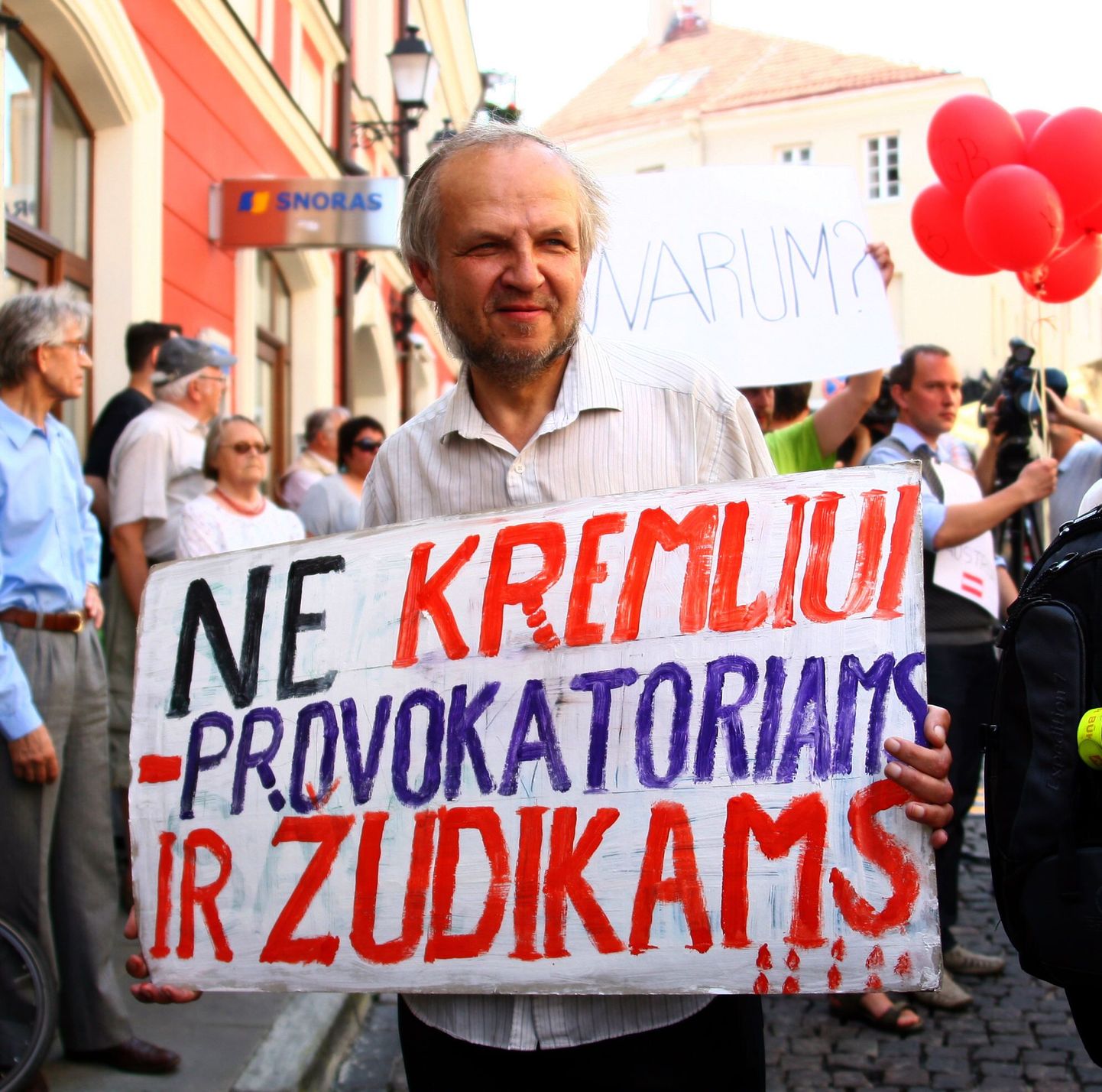 «Ei Kremli provokaatoritele ja palgamõrtsukatele,» teatab see loosung üleeile Vilniuse Austria saatkonna ees meelt avaldanud mehe käes.