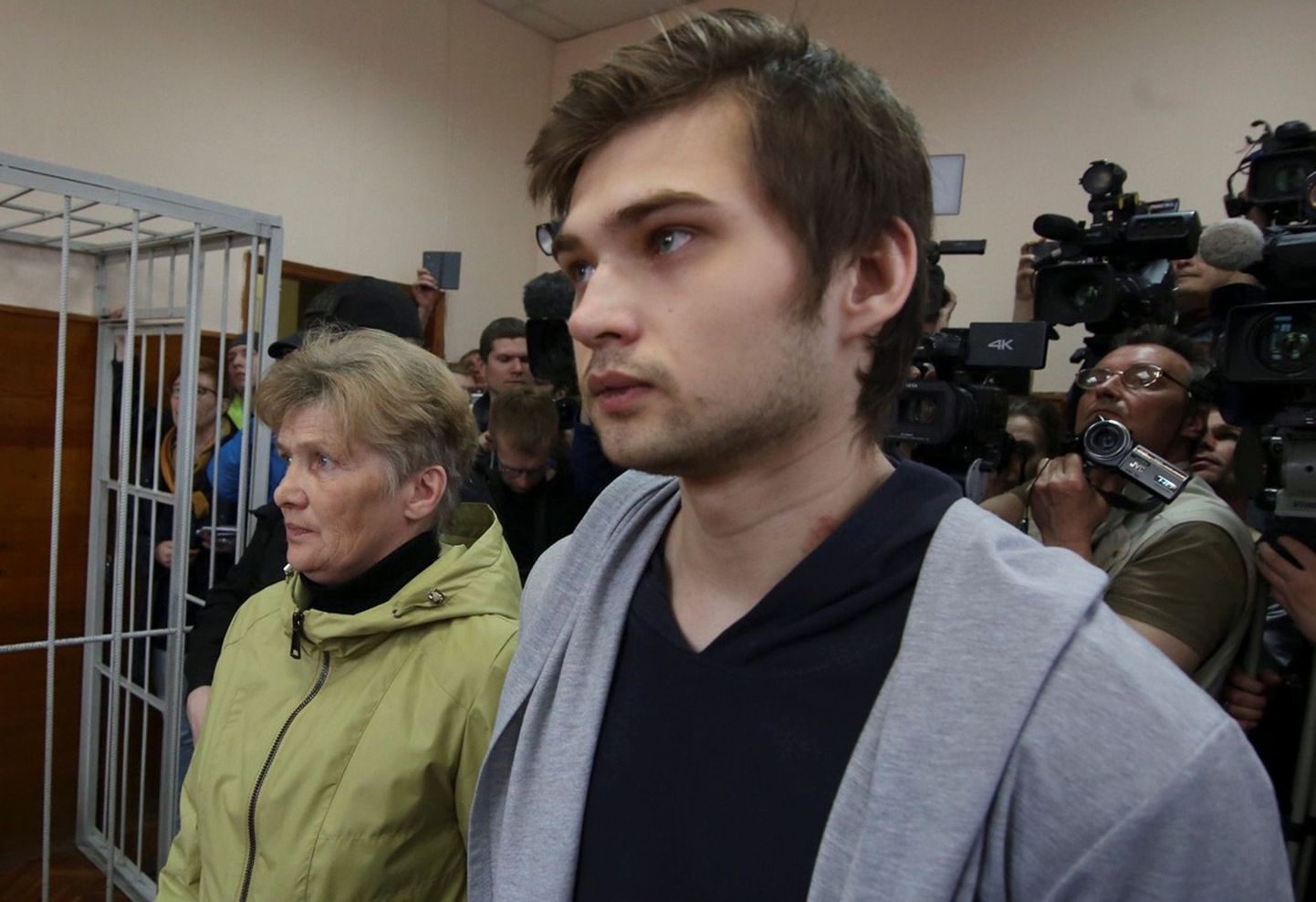 Tingimisi vangi mõistetud blogija Ruslan Sokolovski koos ema Jelena Tšinginaga täna Jekaterinburgi kohtus.