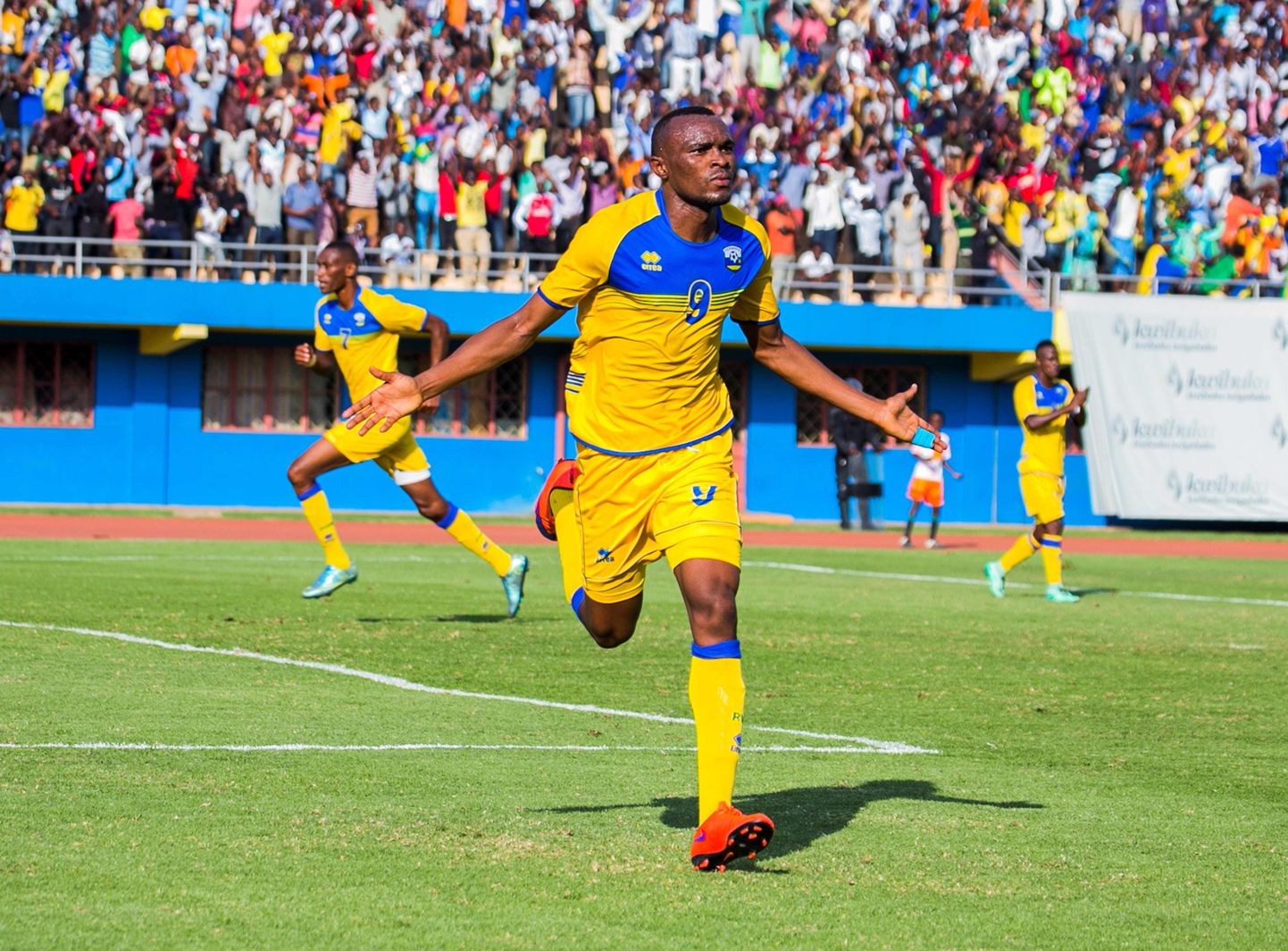 Rwanda jalgpallikoondislane Jacques Tuyisenge väravat tähistamas