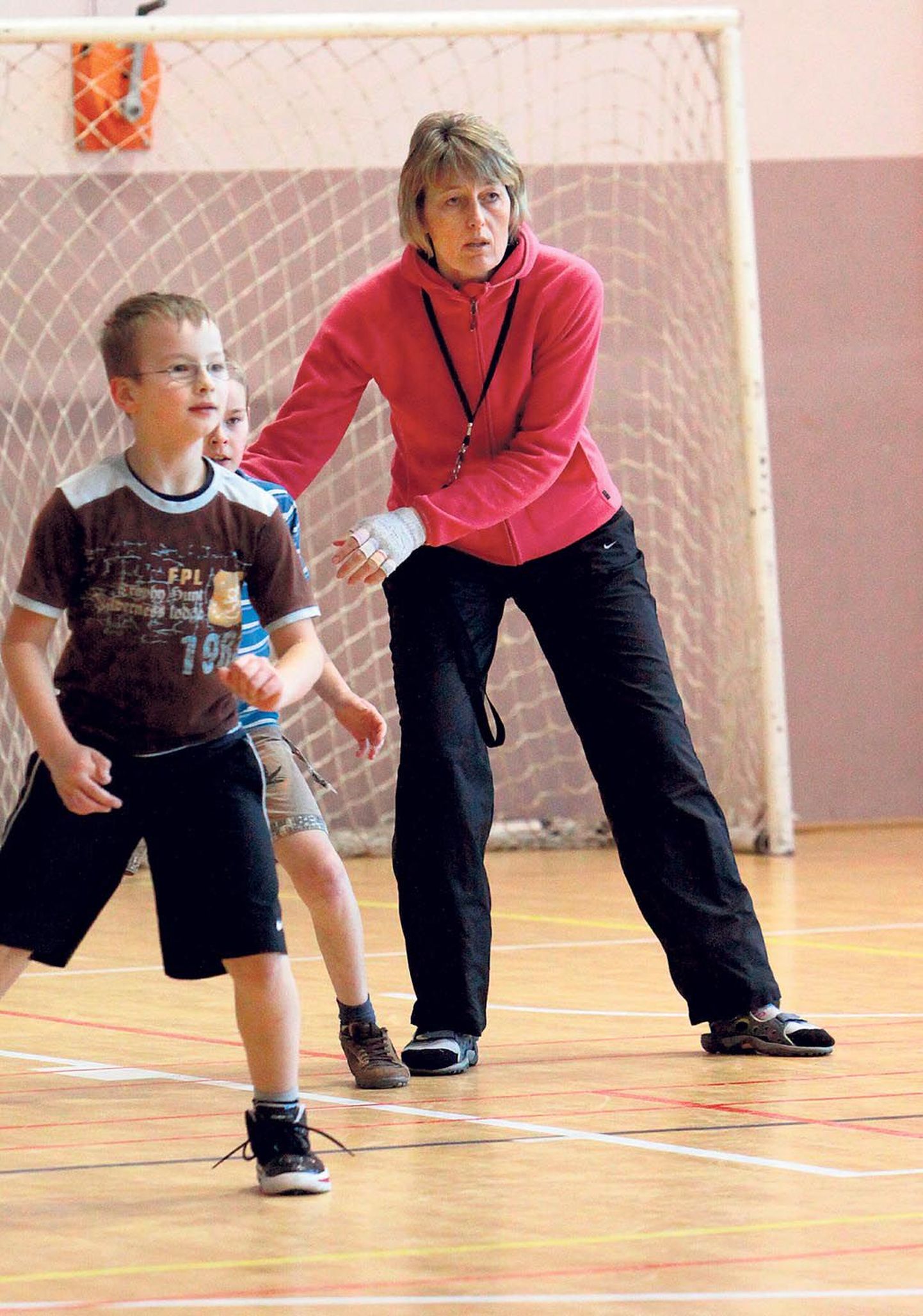 Raeküla kooli kehalise kasvatuse õpetaja, võrkpallitreener Age Peda juhendada jäävad avatava spordiklassi võrkpallilapsed.