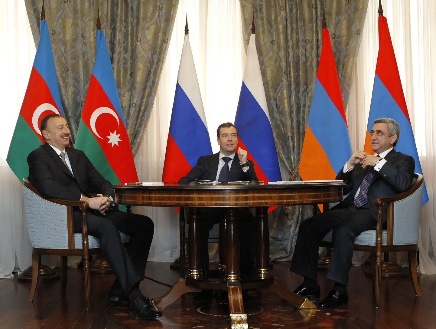 Foto kolme riigi liidri kohtumise ametlikult osalt Sotšis. Vasakult istuvad Ilham Alijev, Dmitri Medvedev ja Serž Sargsjan.