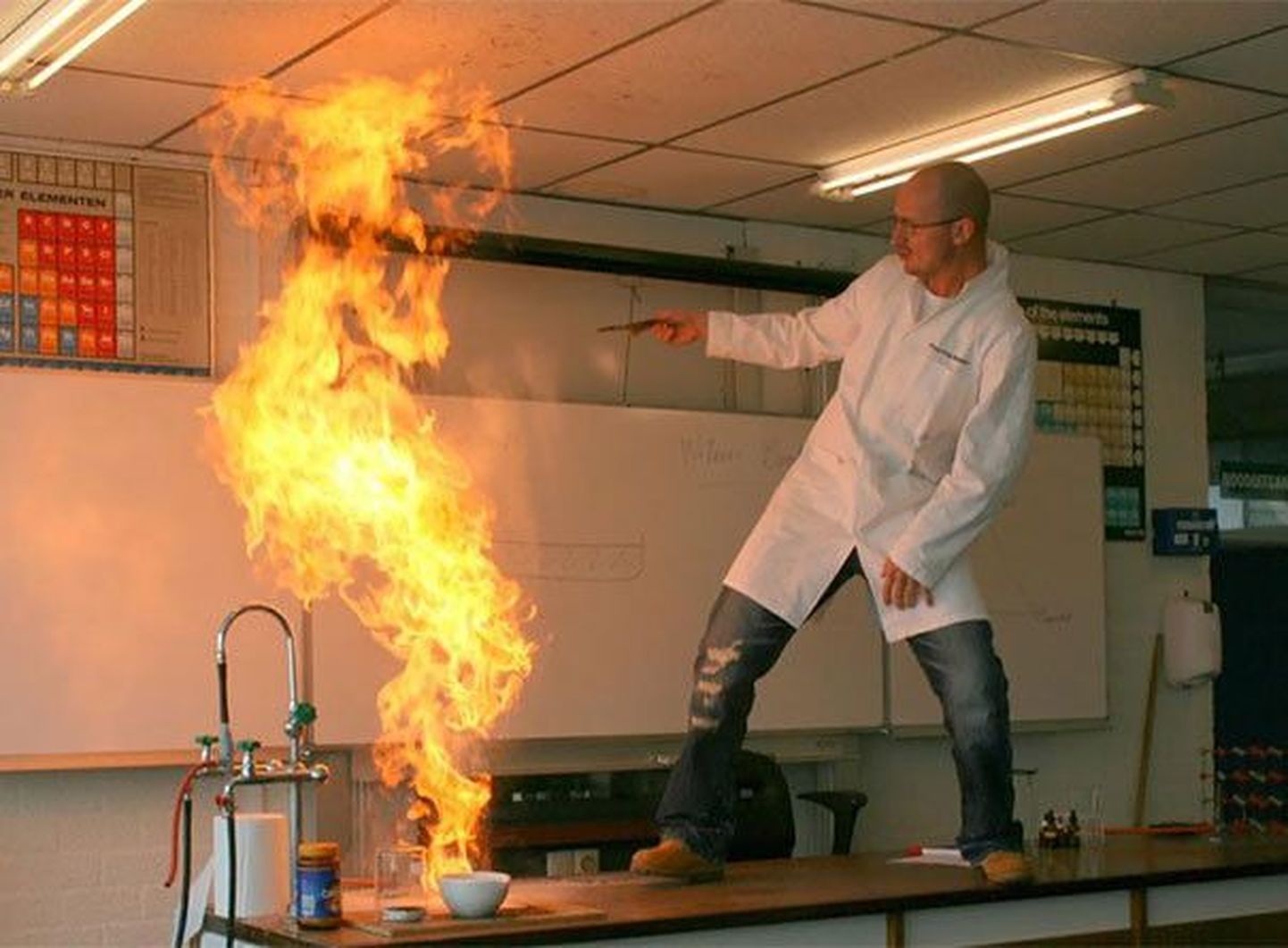 Учитель химии.