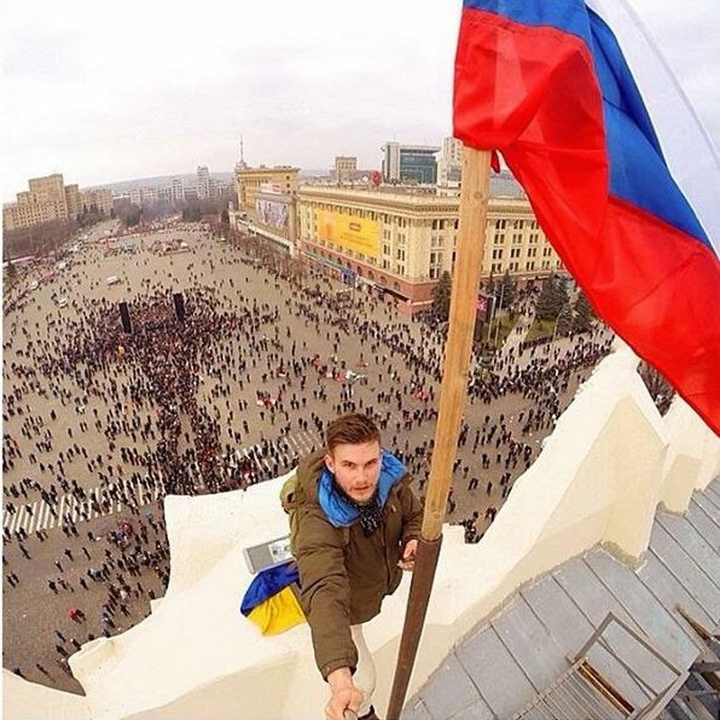 Ida-Ukrainas Harkivis linnavalitsuse hoonele Venemaa lipu heiskamine