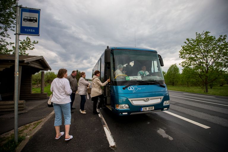Et Tallinasse tööle jõuda, tuleb Turba rahval varakult bussipeatuses olla.