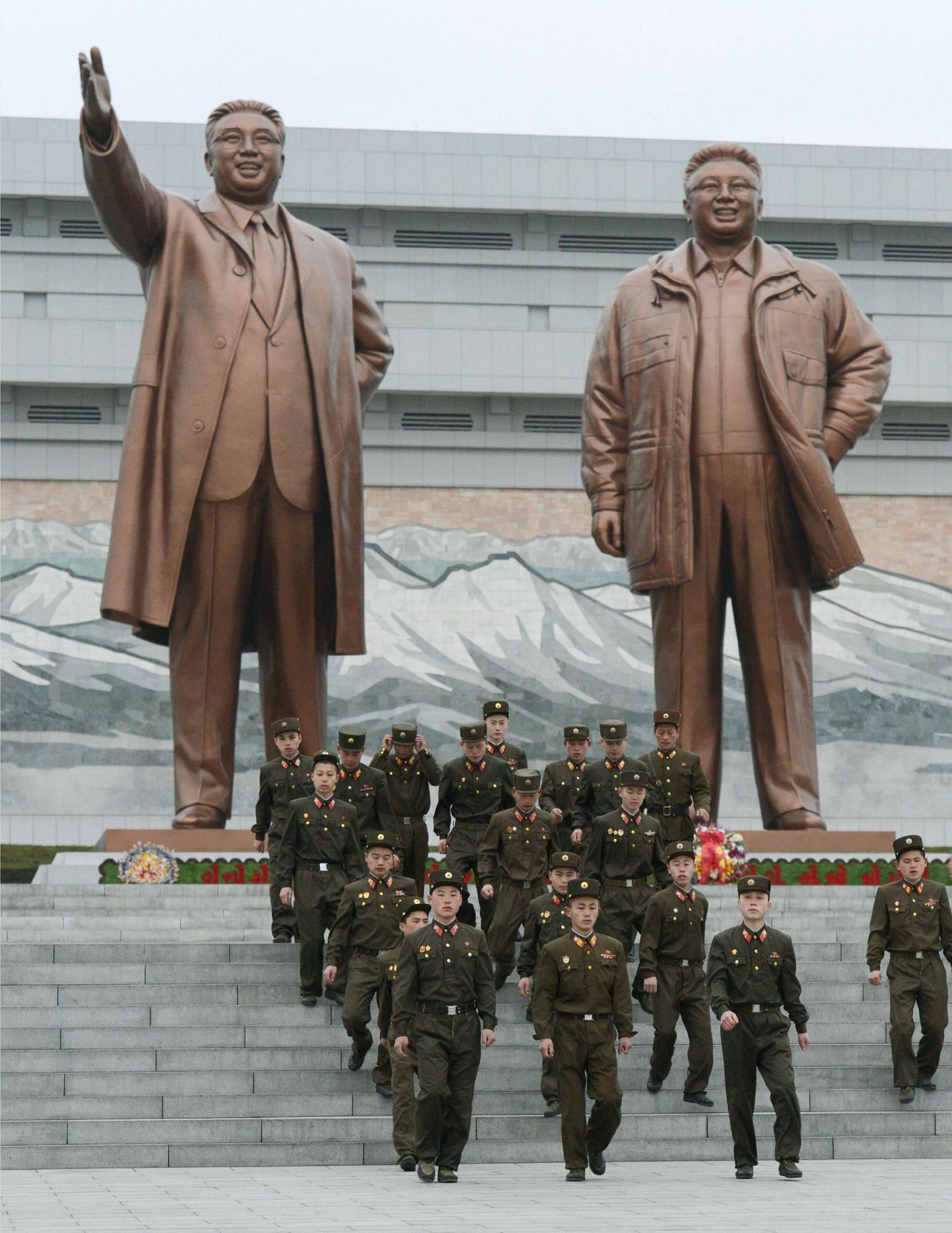 Põhja-Korea raja Kim Il-sungi (vasakul) ja tema poja Kim Jong-ili kujud Pyongyangis.