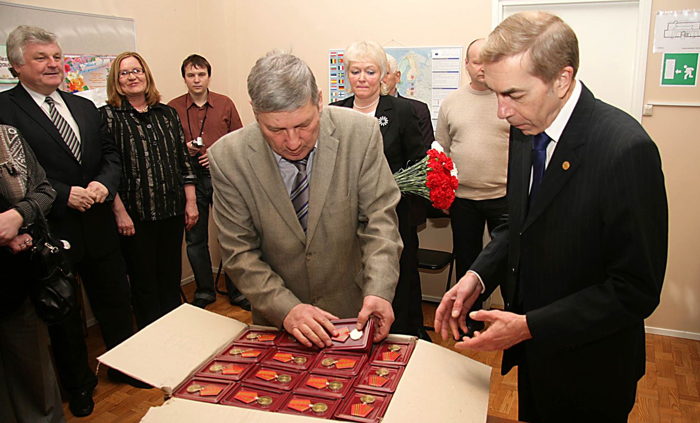 2010. aastal andis tollane Venemaa suursaadik Nikolai Uspenski Valeri Tumkole (keskel) üle «kohalikele veteranidele jagamiseks mõeldud» medalid 65 aasta möödumise puhul niinimetatud Suurest Isamaasõjast.