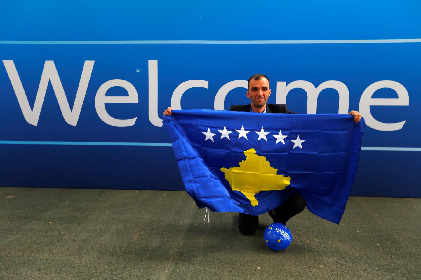 Один из членов делегации Косово отмечает прием страны в УЕФА.