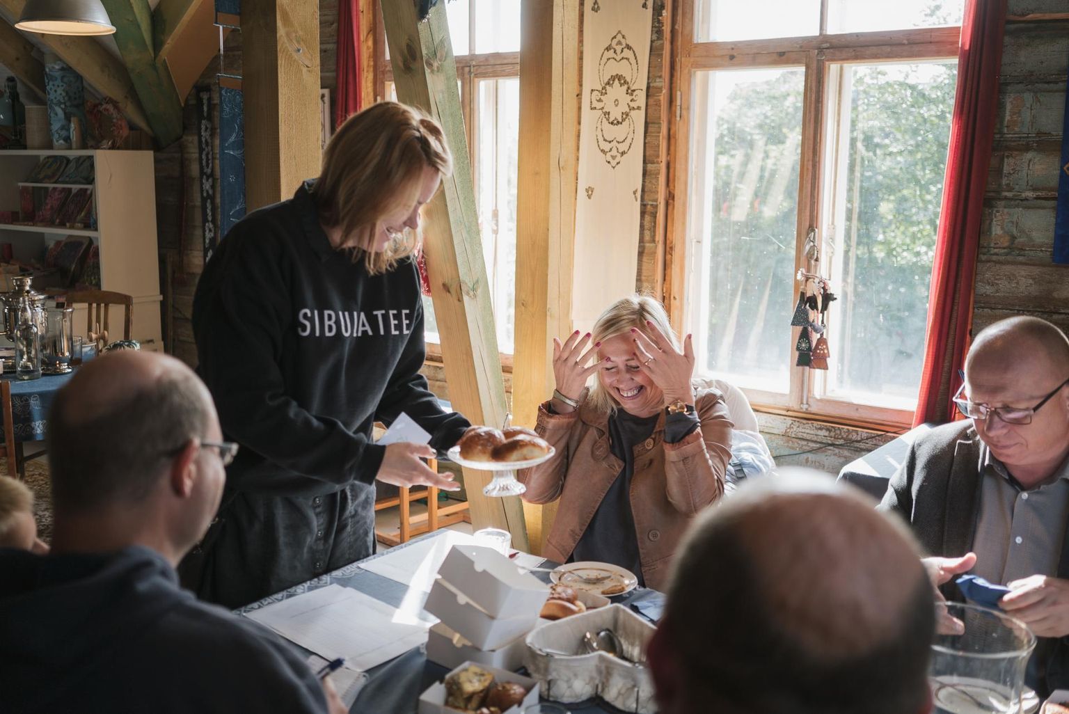 «Kas jälle pirukas?!» teeskles Eveliis Kund-Zujev järjekordset pirukat taldrikule saades imestust. «Lootsid siis praadi saada või?» lõõpis ettekandja ametit pidanud puhvetite päeva korraldaja Liis Lainemäe vastu. Laila Kaasik