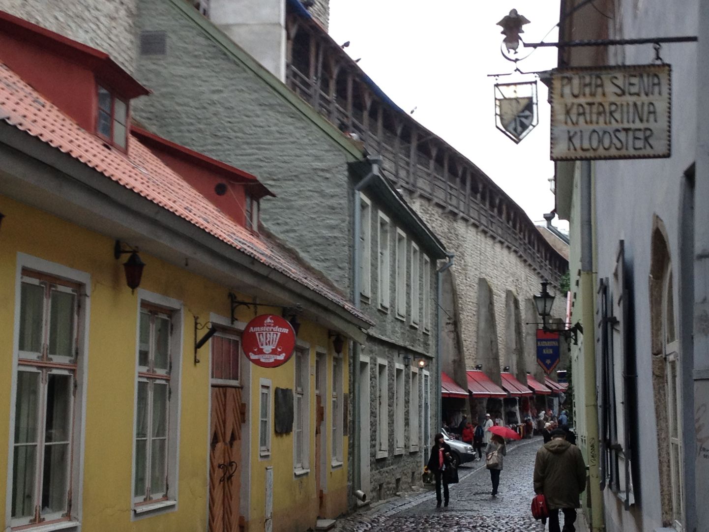 Paljud turistid viivad Tallinnast kaasa foto, kus ühel pool teed on klooster, teisel pool aga punaste laternatega asutus.