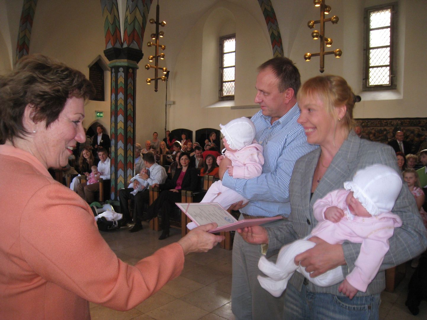 Tallinna abilinnapea Merike Martinson andis raekojas vastsetele linnakodanikele üle sünnitunnistused.