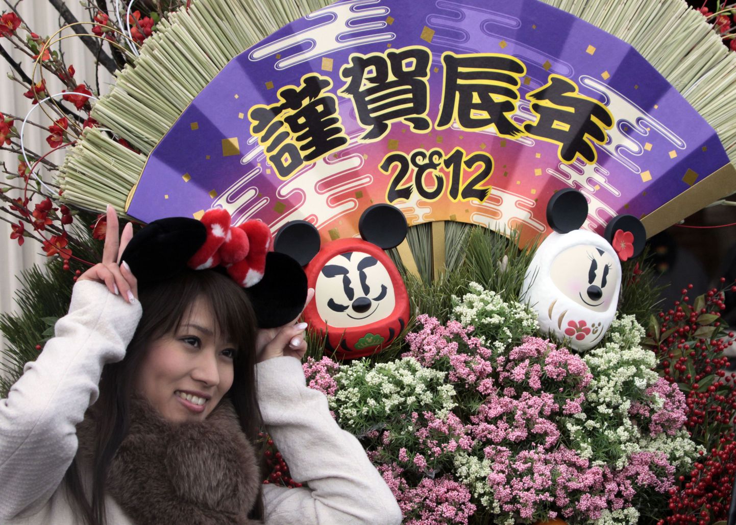 Jaapanlanna Tokyo Disneylandis, kus tuhanded inimesed veetsid aasta esimese päeva.