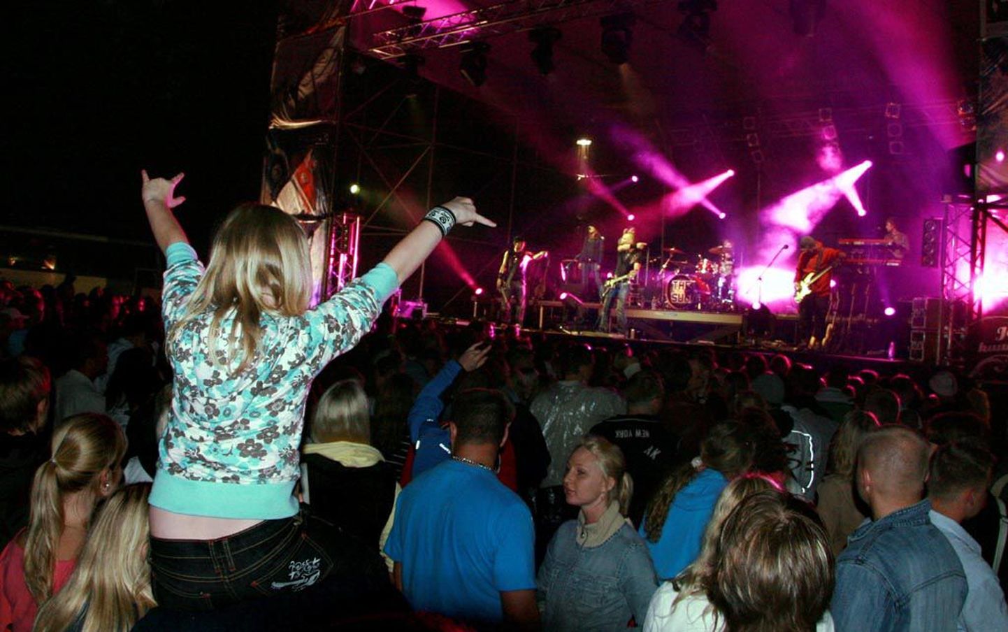 Enne jaanipäeva, mil rohi on kõrgeks kasvanud, on paljud noored Pärnusse suve algust tähistama tulnud. Sel aastal festivali “Tere, Pärnu suvi!” aga ei toimu.