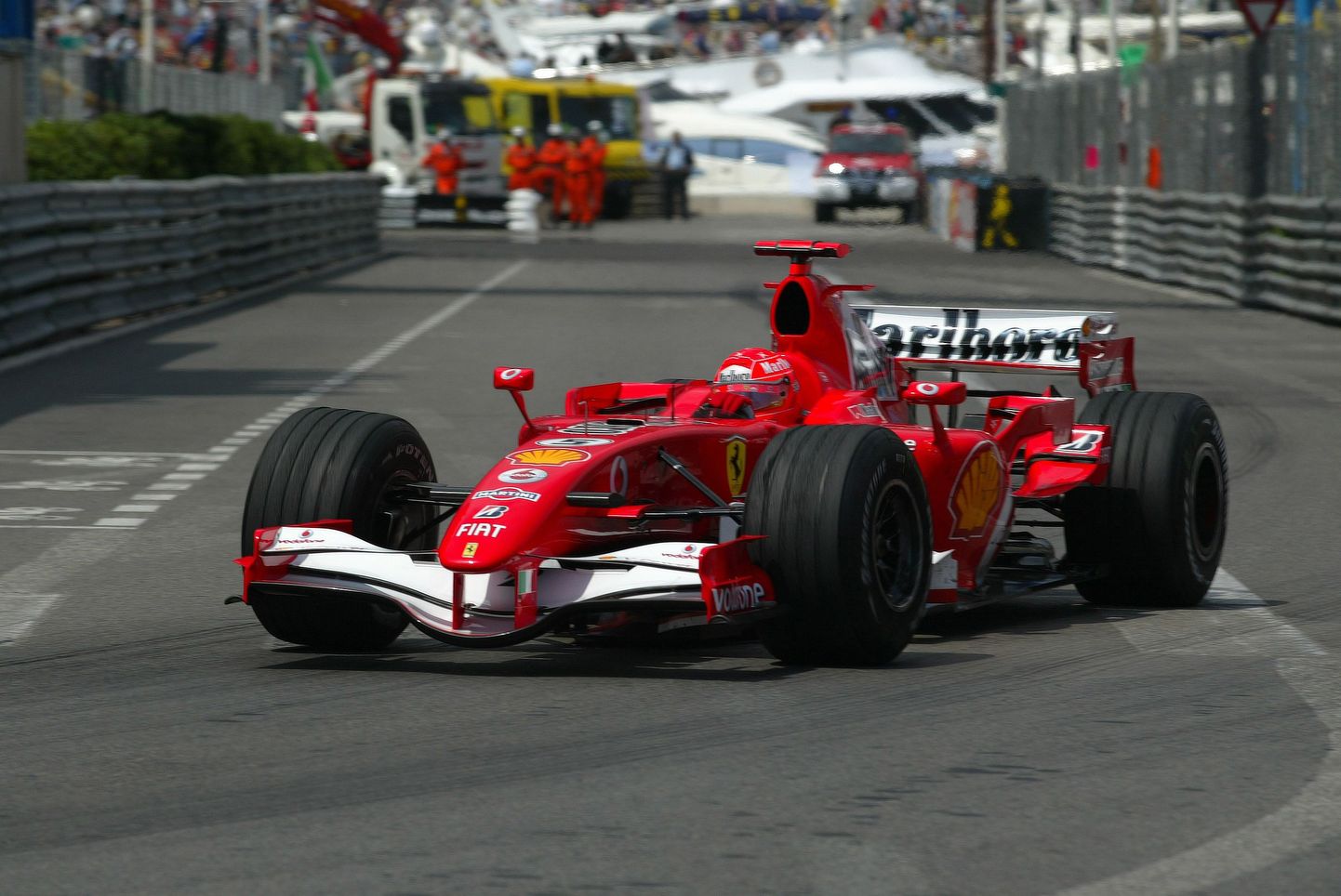 Michael Schumacher kihutamas 2006. aasta Monaco etapil Ferrari roolis.
