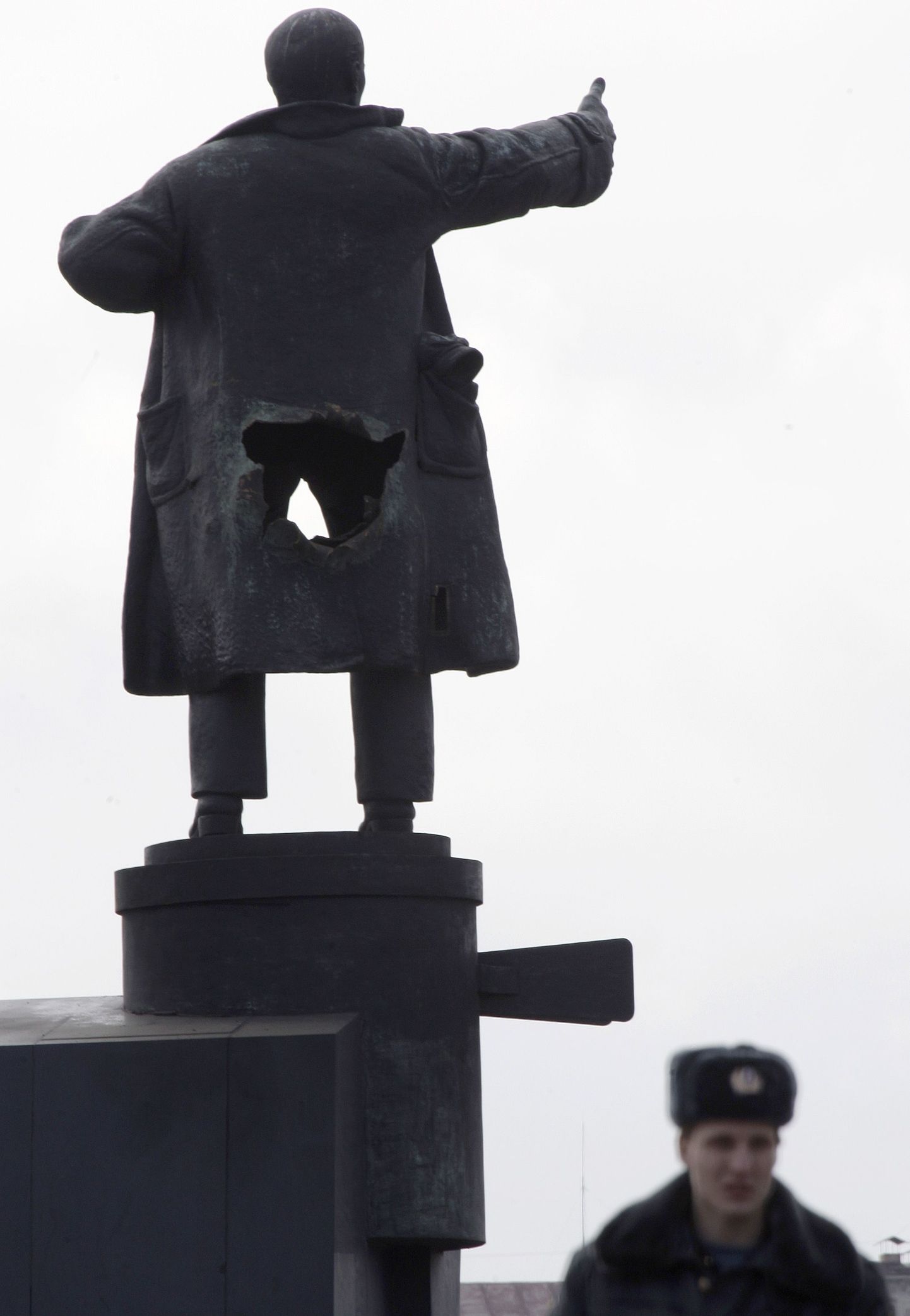 В апреле этого года злоумышленники взорвали знаменитый памятник Ленину на броневике у Финляндского вокзала в Петербурге. На фото последствия взрыва.