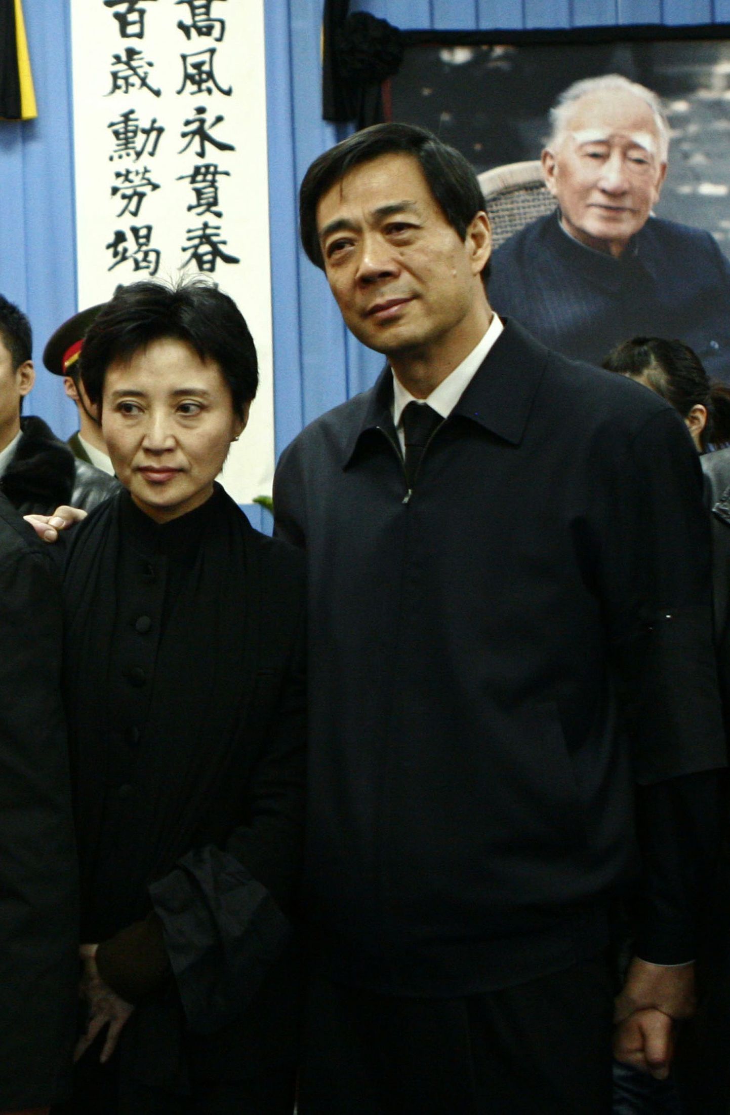 Hiina endine kõrge parteiametnik Bo Xilai paremal ning mehe mõrvas süüdistatud abikaasa Gu Kalai vasakul.