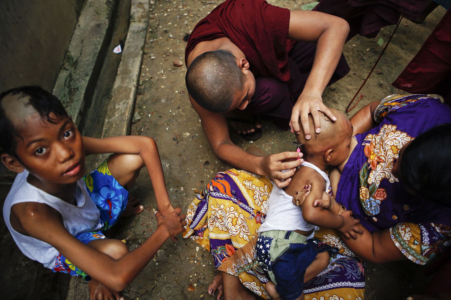 Väikelapse toitmine ja kiilaks ajamine Birmas