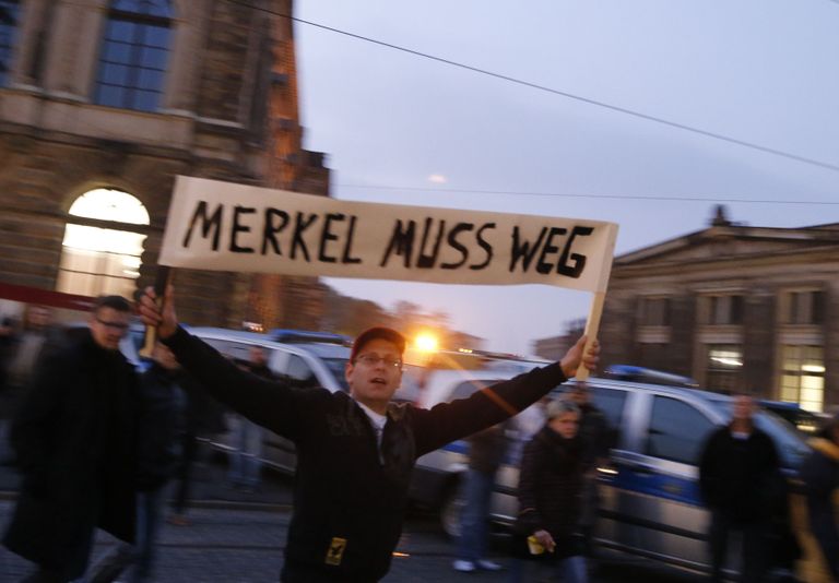 Merkel peab lahkuma, on protestija plakatile kirjutanud.