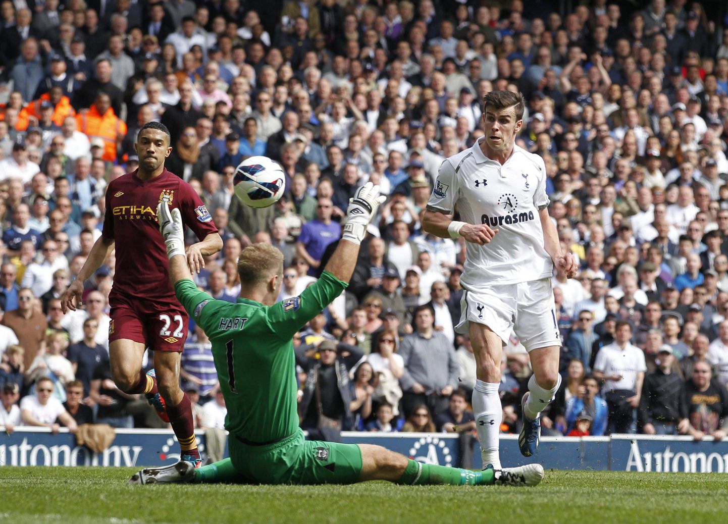 Gareth Bale (paremal) saadab palli Joe Harti valvatavasse väravasse.