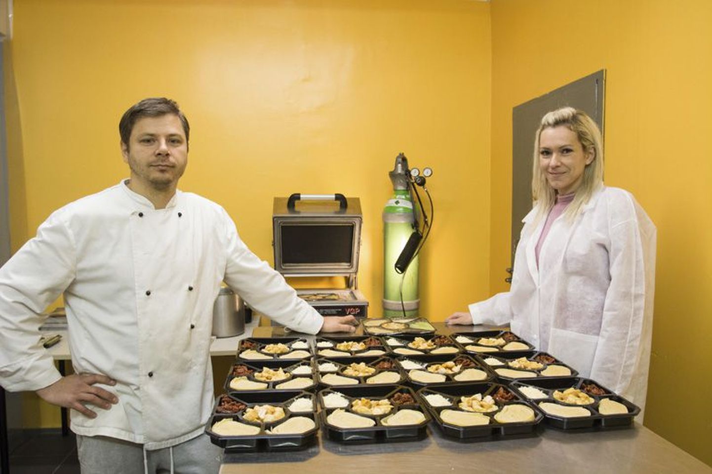 Siim Soots ja Eleri Nickson näitavad ettevõtte toidukomplekte – nende sõnul esimesi omataolisi Eestis.