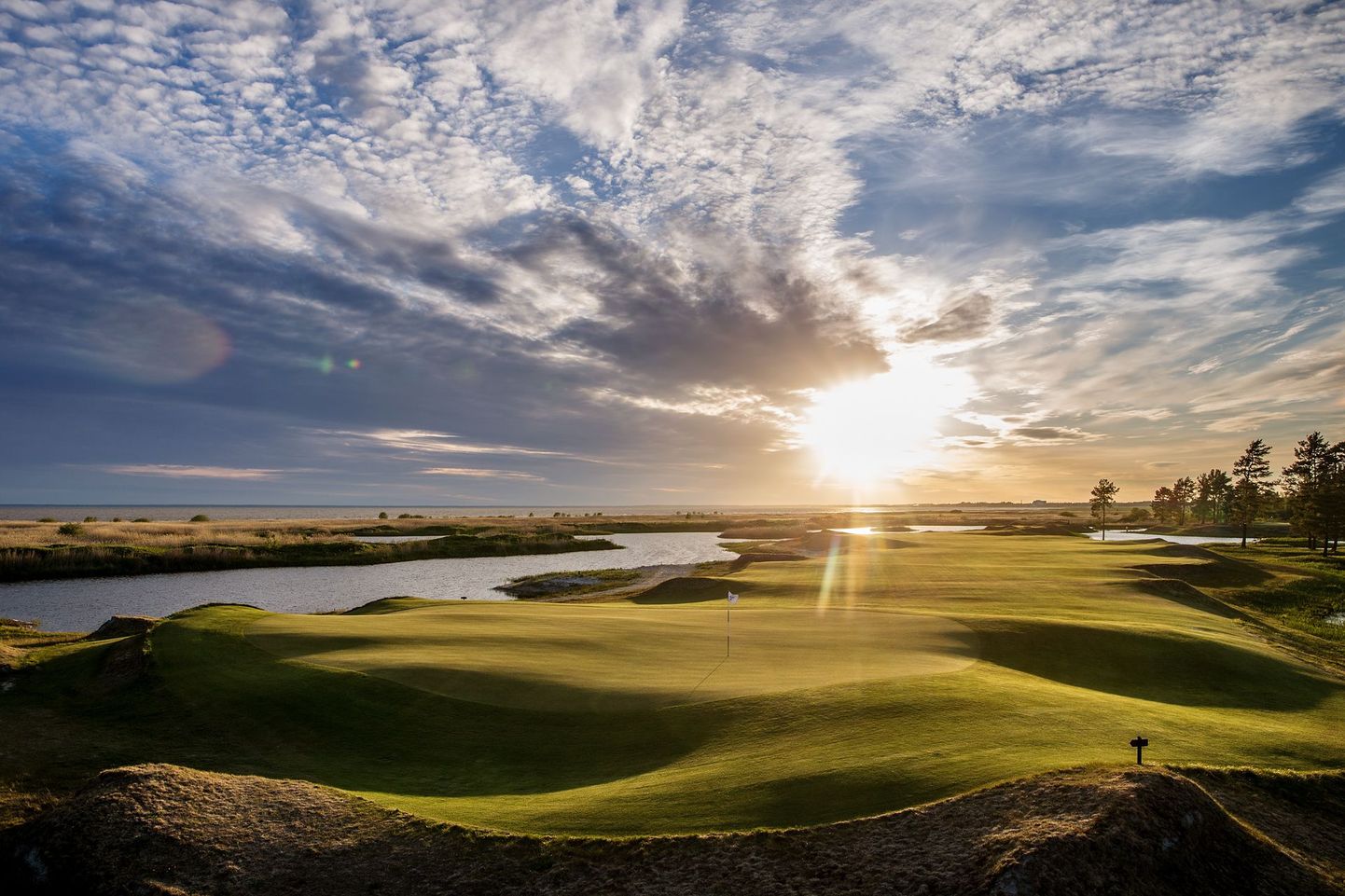 Pärnu Bay Golf Links on kõige uuem Eesti golfiväljak, mis avati 2015. aasta sügisel Tahkurannas.