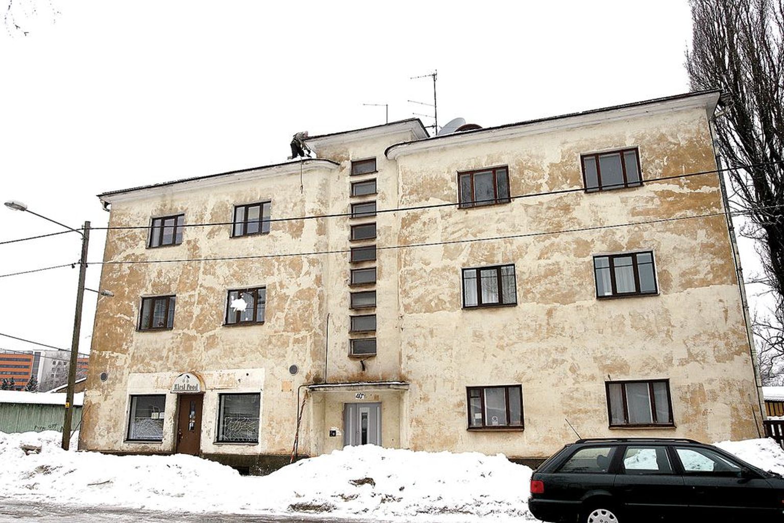Kivi 40a maja parema otsa juurest kukkus alla jäine lumekamakas, mis vigastas kolmanda klassi poissi. Pärast õnnetust hakkasid maja haldava Arkaadia Halduse Tartu büroo töötajad katuse servi puhastama, eile ennelõunal käis kogu katuse puhastus.