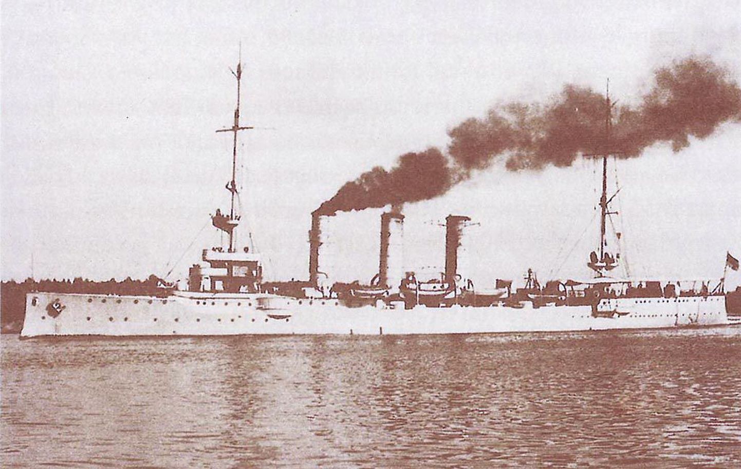 Saksa kergristleja Augsburg osales sõjategevuses Liivi lahel. Kahju sõjalaev märkimisväärselt ei teinud, kuid paanikat külvas küllaga.