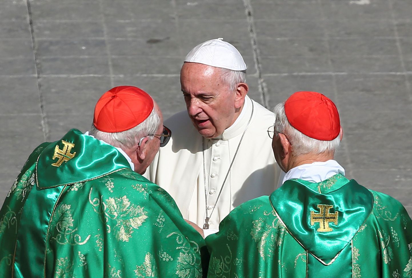 Paavst Franciscus kahe kardinaliga vestlemas.