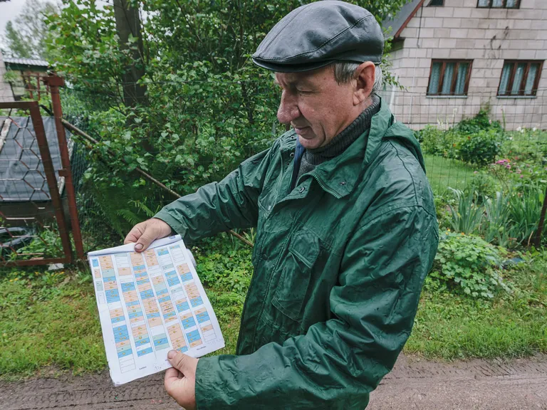 Председатель садоводческого товарищества «Анил» Игорь Крек показывает, кого у них затопило особенно сильно.