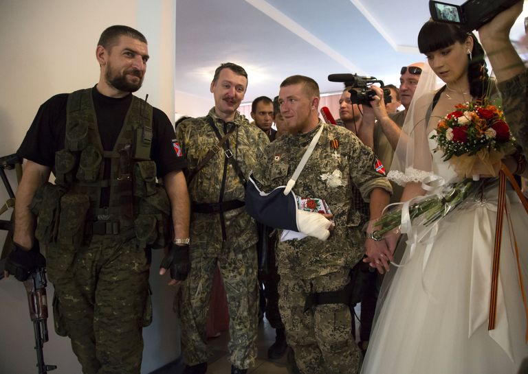 Igor Strelkov (vasakult teine) osalemas 2014. aasta juulis Arsen Pavlovi pulmas Donetskis. Pavlov hüüdnimega Motorola oli Vene kodanik, kes juhtis 2014. aasta aprillis alanud Donbassi sõjas valitsusvastast relvaüksust Sparta. Pavlov hukkus mullu oktoobris improviseeritud lõhkekeha plahvatuses ühes Donetski elamu liftis./ DMITRY LOVETSKY/AP/SCANPIX