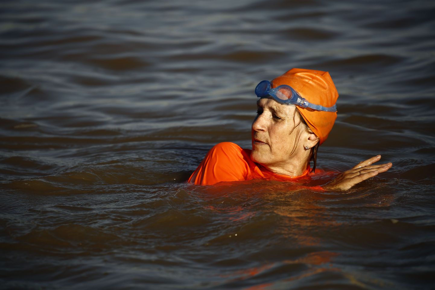 Hollandi suursaadik Sudaanis Susan Blankhart üle Niiluse ujumas.