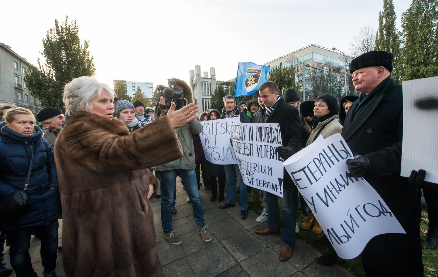 Laevakaitsjate toetuseks korraldatud meeleavaldus. Ministeeriumi poolt kohtus meeleavaldajatega asekantsler Marina Kaljurand.