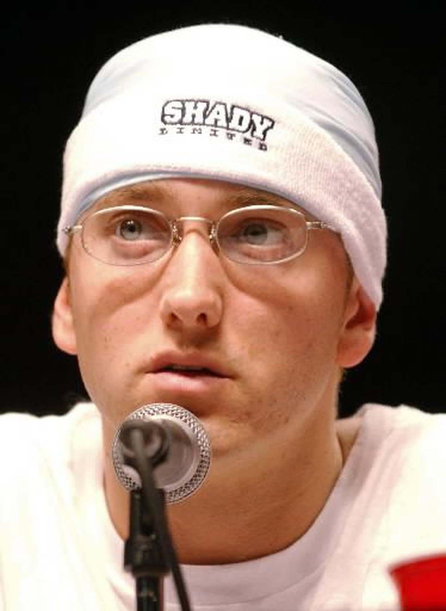 Räppar Eminem.
