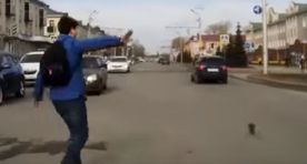 Видео: молодой человек спас котенка из-под колес автомобилей