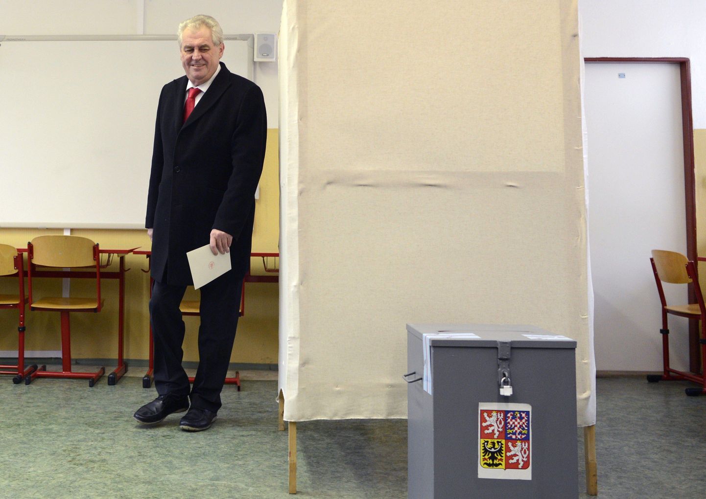 Tšehhi presidendivalimistel võidutsenud  Miloš Zeman eile Prahas ühes valimisjaoskonnas.