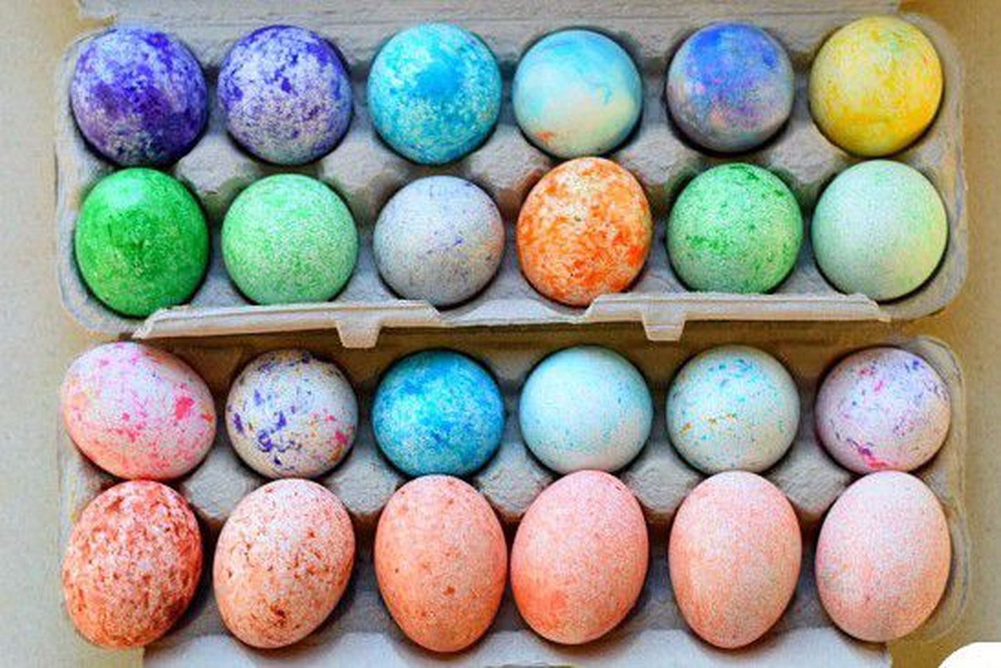 Riisiga värvitud munad