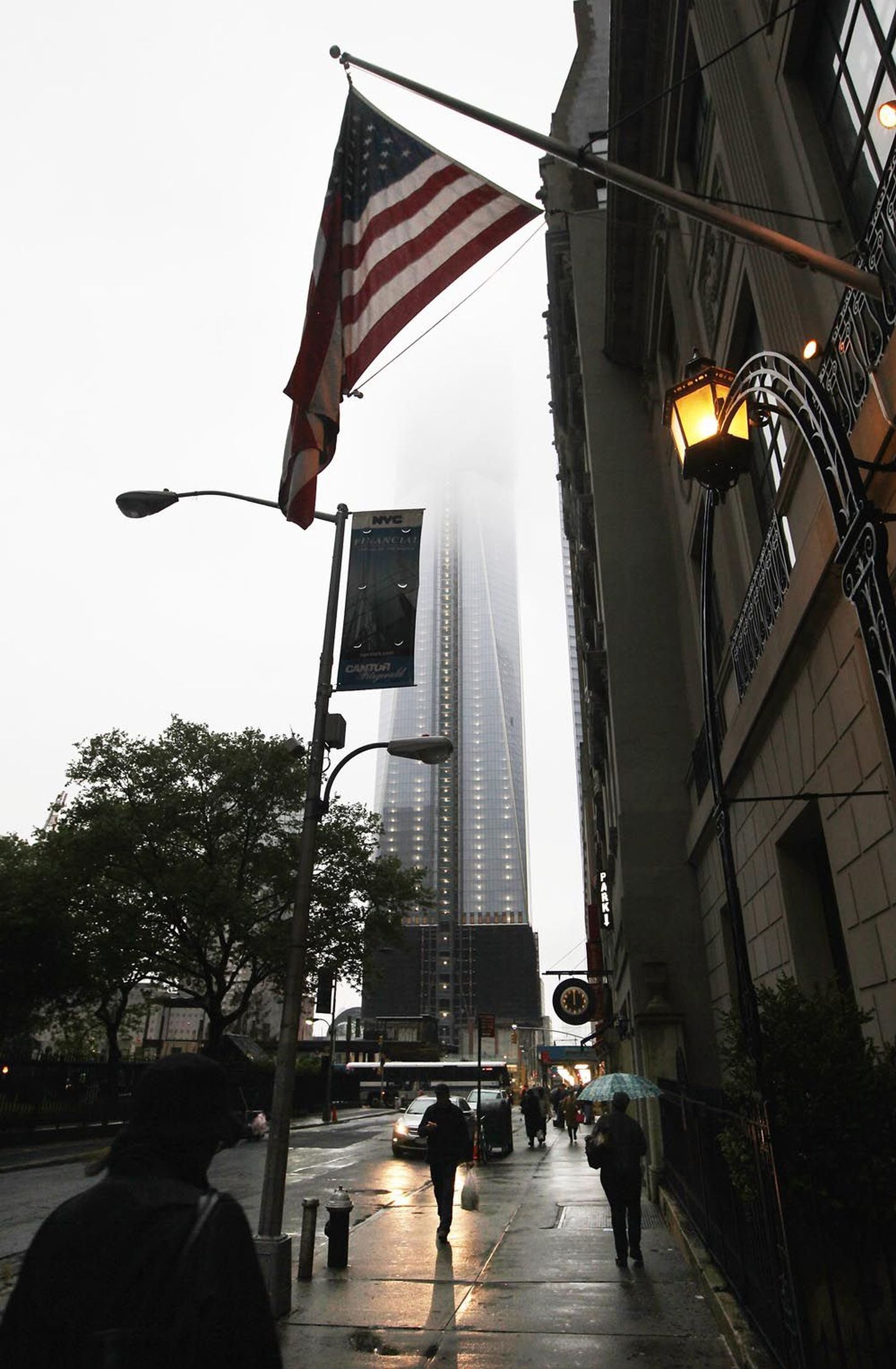Eilne vaade New Yorgis kerkivale uuele World Trade Centeri tornile, mis ehitatakse septembrirünnakus hävinud kaksiktornide asemele. Sel nädalal jõudis töö nii kaugele, et hoonest sai üle 381 meetriga linna kõrgeim rajatis.