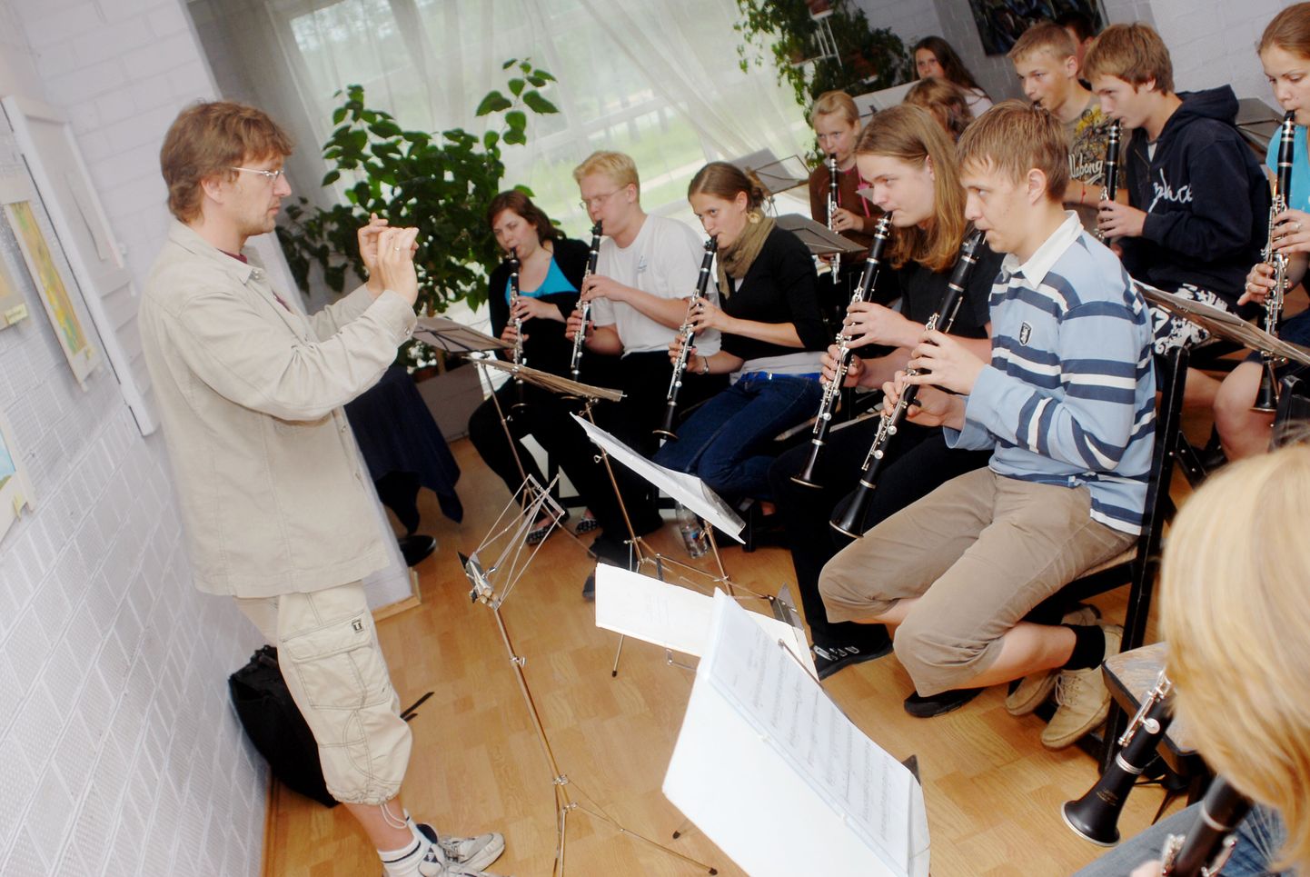 Piltmeenutus Elva klarnetipäevadest 2008. aastal. Pildil dirigeerib Toomas Vavilov.