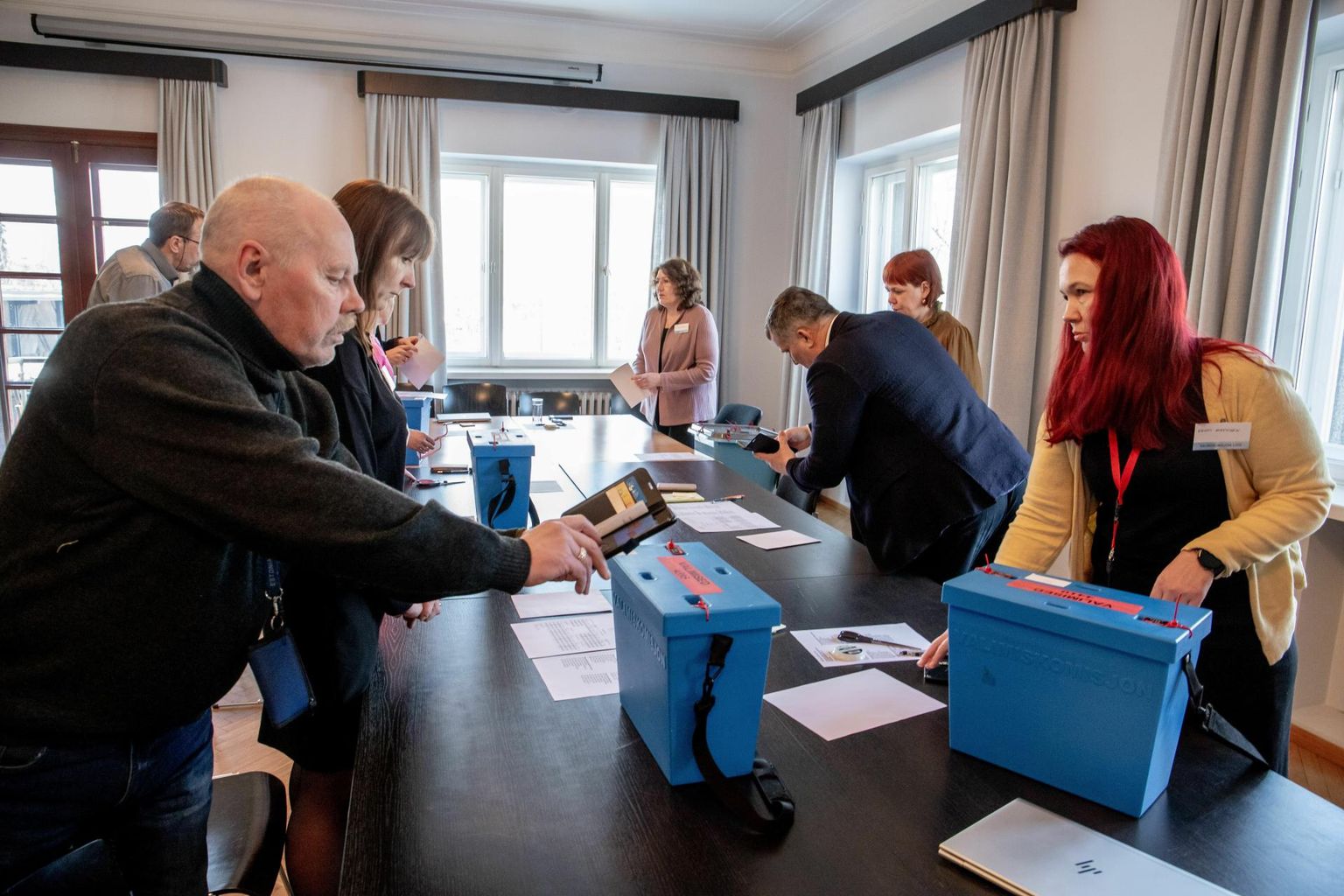Pärnu linna valimiskomisjoni häälte ülelugemise eel pildistasid EKRE vaatlejad valimisjaoskondade protokolle ja valimisurnide plommide numbreid.