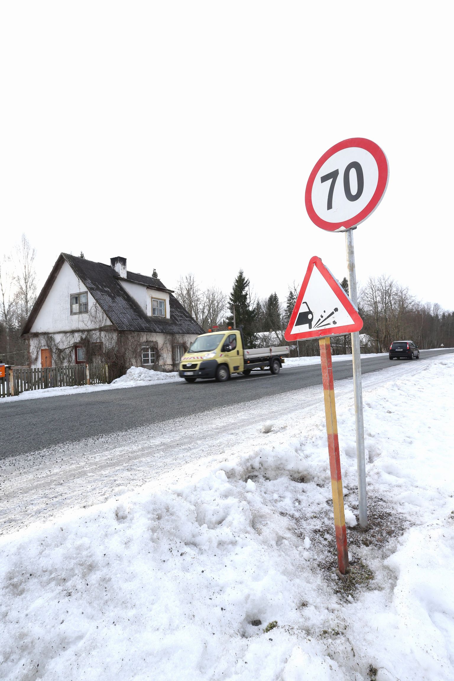 Nii jalakäijatel kui autojuhtidel tuleb Vara-Matjama hiljuti pinnatud teelõigul ettevaatlik olla, sest seal on killustik lahti. Matjamal (pildil) on üks autoomanik lahtise killustiku pärast juba esiklaasi välja vahetanud, nädal tagasi sai ta samas kohas uude esiklaasi uue tabamuse.