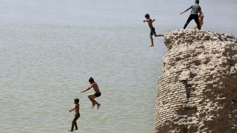 7 июля 2015 года. Иракские дети наслаждаются теплом 