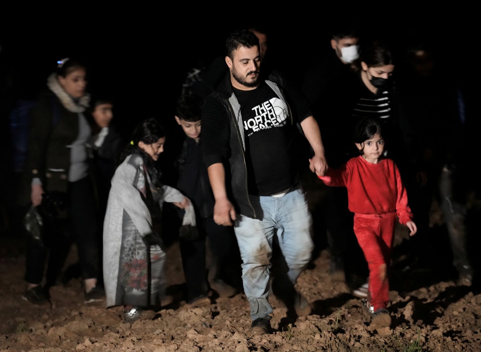 Valgevene-Läti piiri ületanud migrandid Lätis Vorzova lähistel 11. august 2021.
