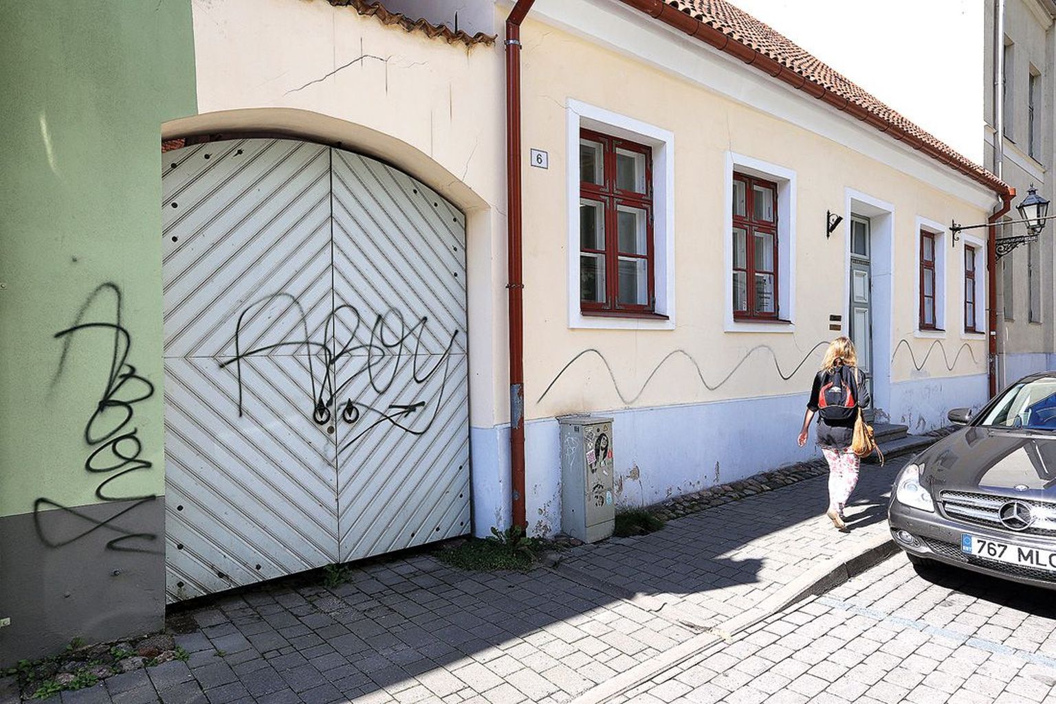 Pihustivärviga on tehtud kritseldused Kompanii tänava hoonetele. Sodija pole säästnud isegi raamatukogu sissepääsu.