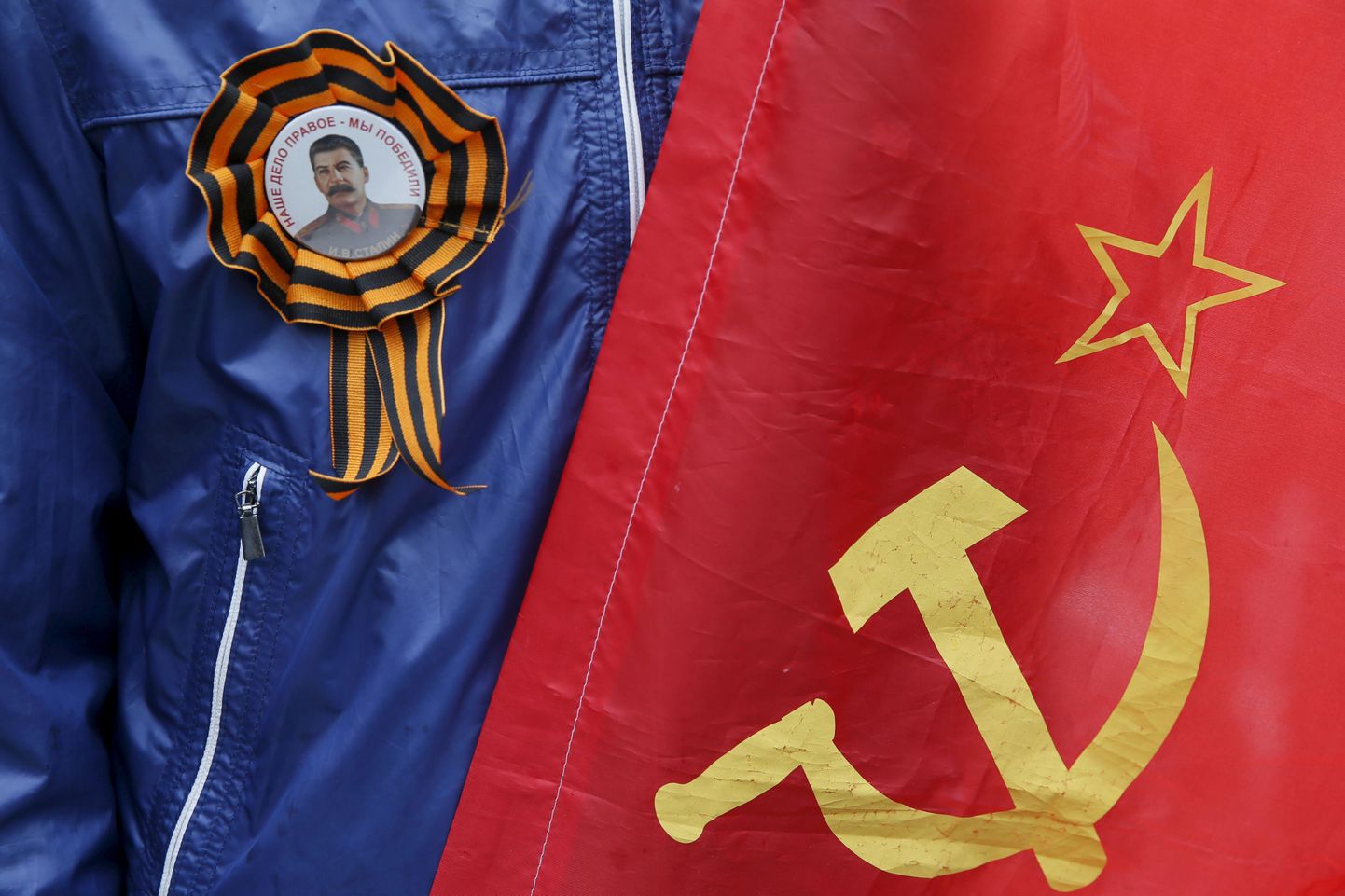 Georgi lindike, ilustatud Stalini pildiga, ja Nõukogude Liidu lipp.